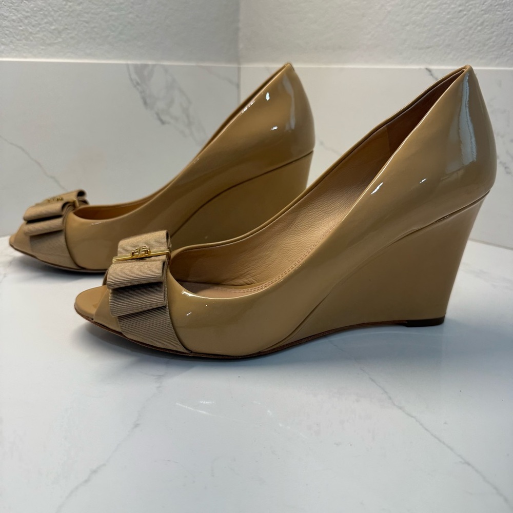 Tory Burch Trudy Peep Toe Wedge Heels Bow Patent Leather Nude Beige Gold Logo 9